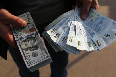 İran'da dolar, ulusal para birimi karşısında tarihi zirveye çıktı