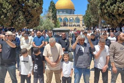İşgal kısıtlamalarına rağmen on binlerce kişi Mescid-i Aksa'da Cuma namazı kıldı