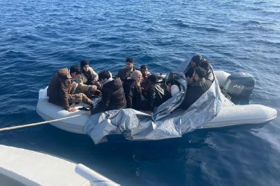 İzmir açıklarında 12 düzensiz göçmen yakalandı