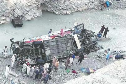 Pakistan'da yolcu otobüsü şarampole yuvarlandı: 4 ölü, 26 yaralı