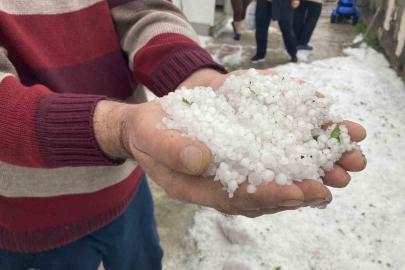 Refahiye’de dolu yağışı etkili oldu