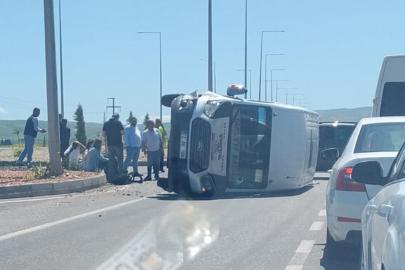 Yolcu minibüsü yan yattı: 5 yaralı