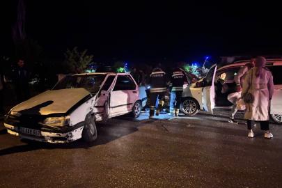 Araçta sıkışan yaralıyı itfaiye kurtardı