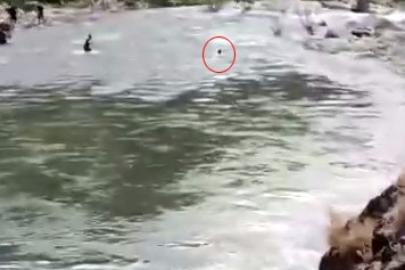 Çayda kaybolmuştu, akıntıya kapıldığı anlar kameraya yansıdı