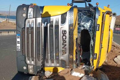 Elazığ’da hayvan yüklü tır devrildi: 2 yaralı