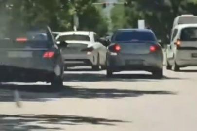 Elazığ’da peş peşe makas atan sürücü kameraya yansıdı