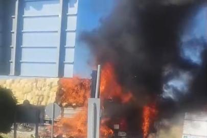 Malatya’da saman yüklü tır alev alev yandı