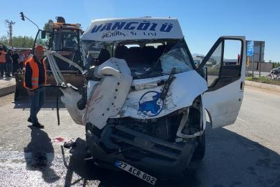 Yüksekova’da yolcu minibüsü ile kamyon çarpıştı: 2 ölü, 3 yaralı