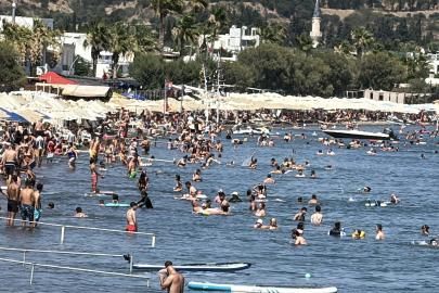 Bodrum’da sıcak havada turistlerin deniz keyfi
