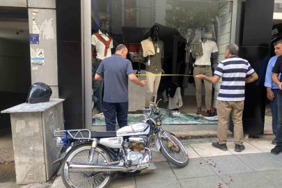 Elazığ’da otomobille çarpışan motosiklet mağazaya girdi: 1 yaralı