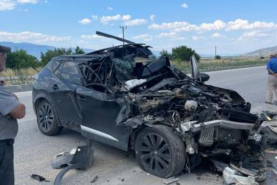 Kamyonetle çarpışan otomobilin sürücüsü yaralandı