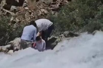 Kanispi Şelalesi’nde korku dolu anlar: Akıntının ortasında kalan çocuk son anda kurtarıldı
