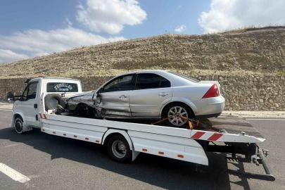 Sarıkamış’ta refüje çarpan otomobilin sürücüsü yaralandı
