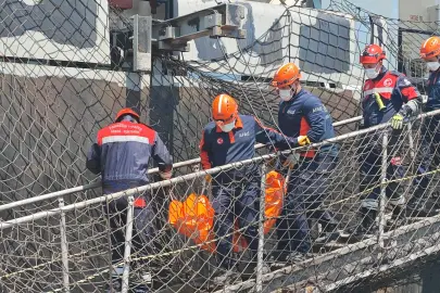 Trabzon’da İHA saldırısı kurbanı denizci gemiden çıkarıldı