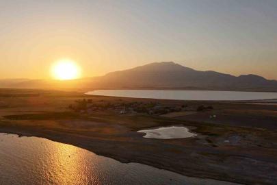 Van Gölü’nde gün batımı: Esenkıyı, Arin Gölü ve Süphan Dağı aynı karede