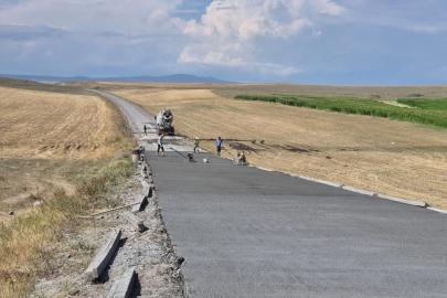 Akyaka’da köy yolları betonla buluşuyor