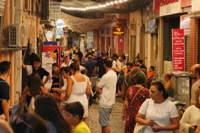 Ayvalık’ta üretici ve el emeği pazarı renk katıyor