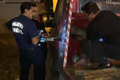 Çekicinin kasasına sıkışan kediyi itfaiye kurtardı