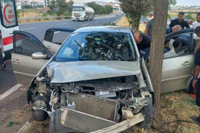 Elazığ’da otomobil ağaca çarptı: 4 yaralı