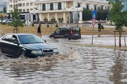 Erzurum’da 10 dakikalık yağış trafiği felç etti