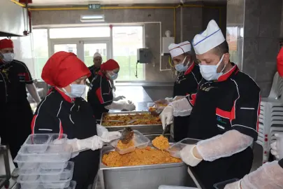 İzmit'te sıcak yemek desteğiyle dayanışma büyüyor