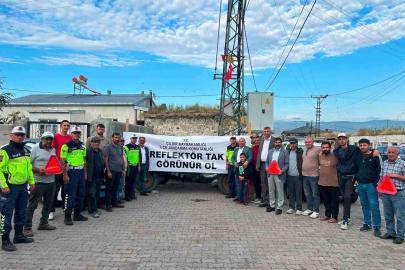 Jandarma trafik ekiplerinden "Reflektör tak, görünür ol" uygulaması