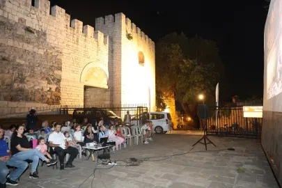 Tarihi surların gölgesinde sinema keyfi