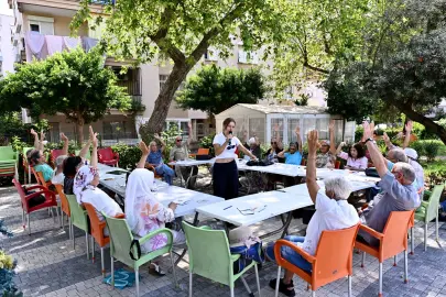 Alzheimer farkındalığı için Muratpaşa'da yaşlı evlerinde buluşuldu