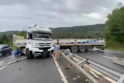 Düzce Akçakoca'da TIR makas attı, trafiği kilitledi!