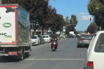 Düzce'de Kuyumcuzade Bulvarı’nda tehlikeli yolculuk kamerada