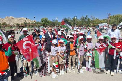 Gazzeli çocuklar için uçurtmalar gökyüzüyle buluştu