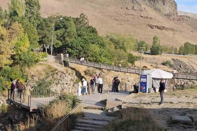 İranlı turistlerden Muradiye Şelalesi’ne büyük ilgi