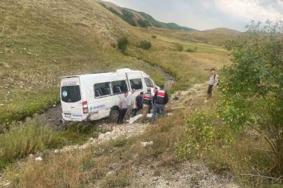 İspir’de yolcu minibüsü şarampole devrildi: 3 yaralı