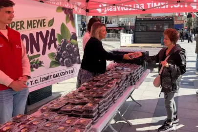 İzmit'te süper meyve ücretsiz dağıtılıyor