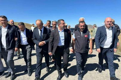 Kars’ta köy yolları silindirle sıkıştırılmış betonla yenileniyor: Bulanık’ta 5 kilometre tamamlandı