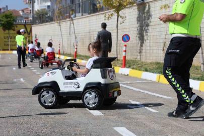 Minik sürücüler trafik kurallarını eğlenerek öğrendi