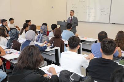 Rektör ilk ders gününde öğrencileri dinledi