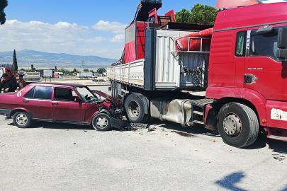 TIR'ın yakıt deposuna çarpan otomobilde iki yaralı