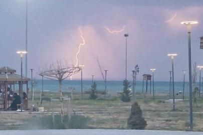 Van’da yağmur ve şimşekler geceyi aydınlattı
