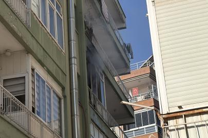 Yanan evden son anda çıkan 3 kişi dumandan etkilendi
