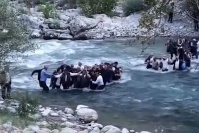 Yüksekova’da sarp arazide acı haber: Hayatını kaybeden adamın cenazesi dereden geçirilip omuzlarda taşındı